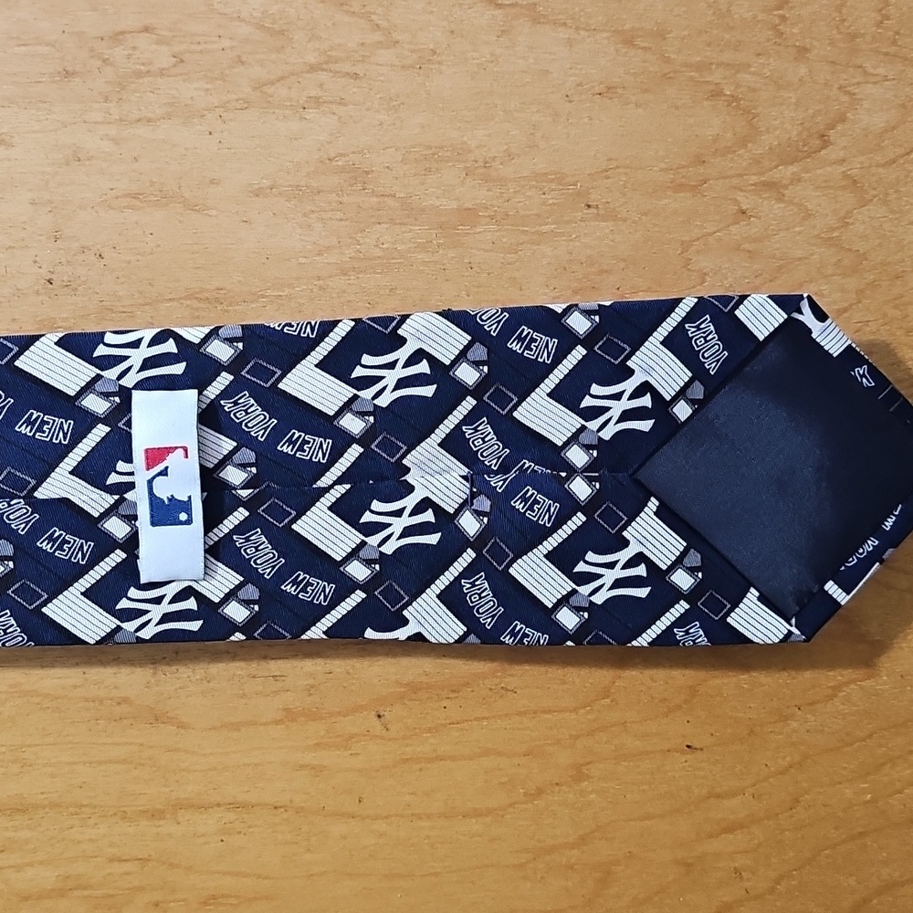 Yankees Tie - Picture 4 of 4